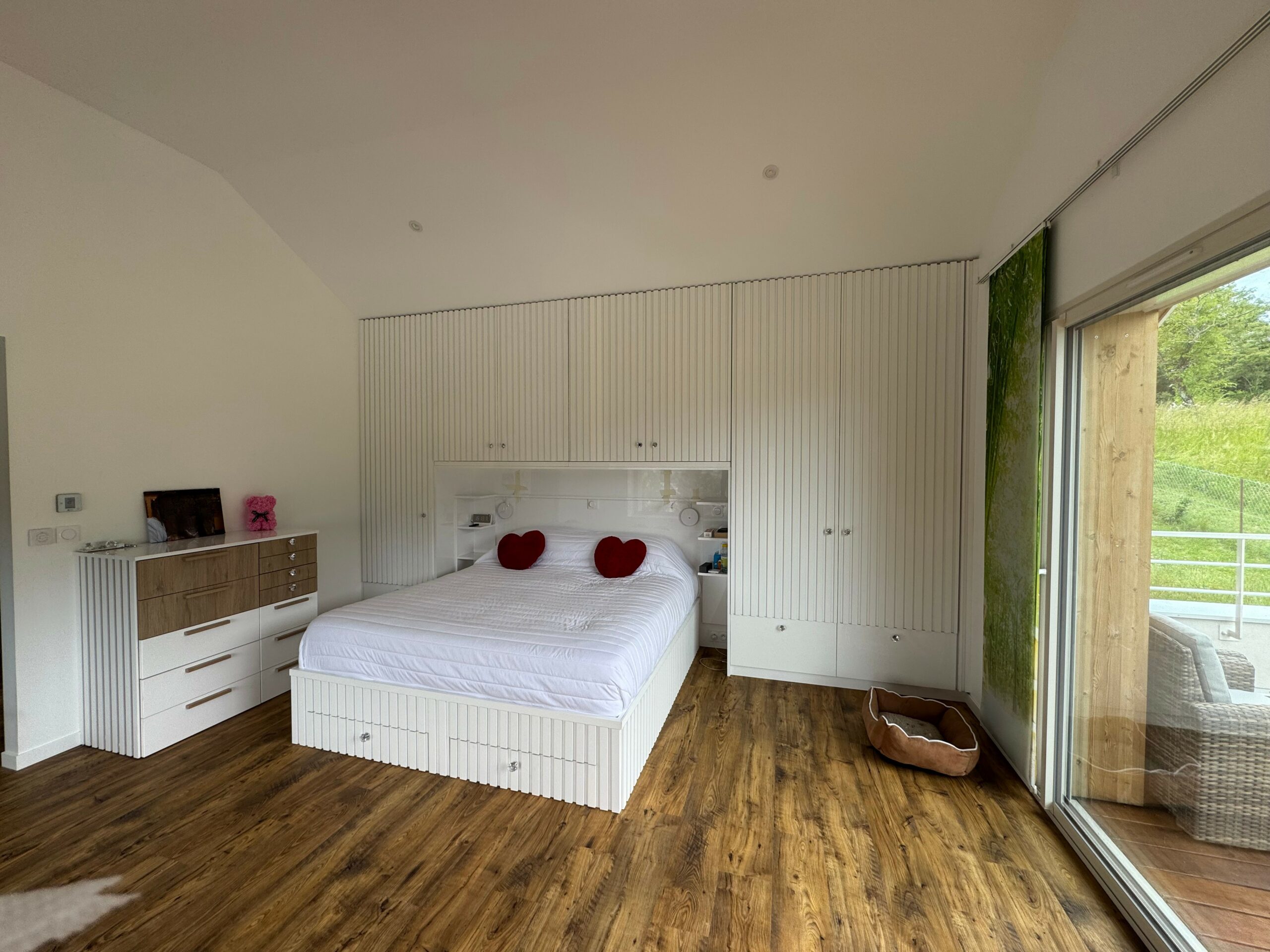 Chambre à coucher avec tasseaux blanc